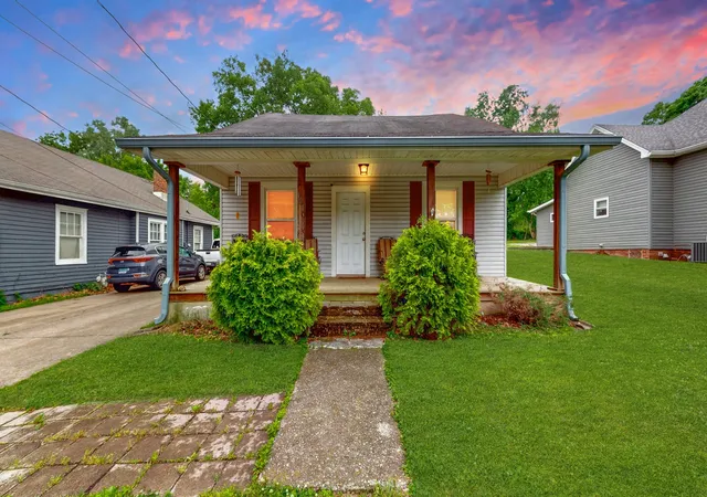 Homes for sale in Gallatin, TN | 161 E Winchester St, Gallatin, TN 37066 | MLS# 3198861