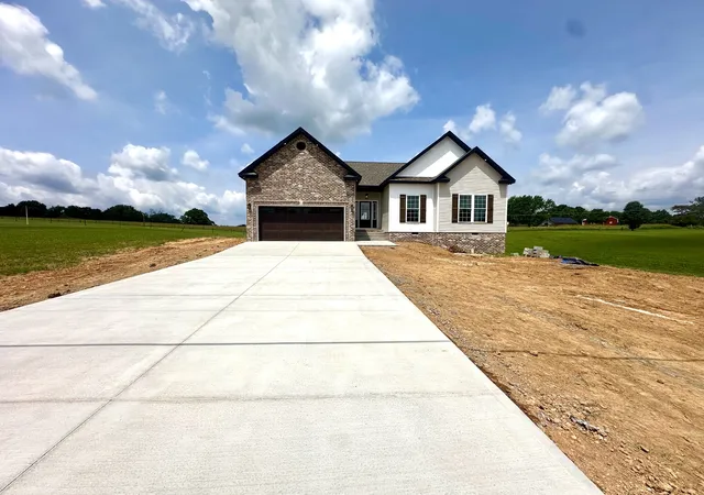 Homes for sale in Cadiz, KY | 77 Bakersfield Dr, Cadiz, KY 42211 | MLS# 3190535