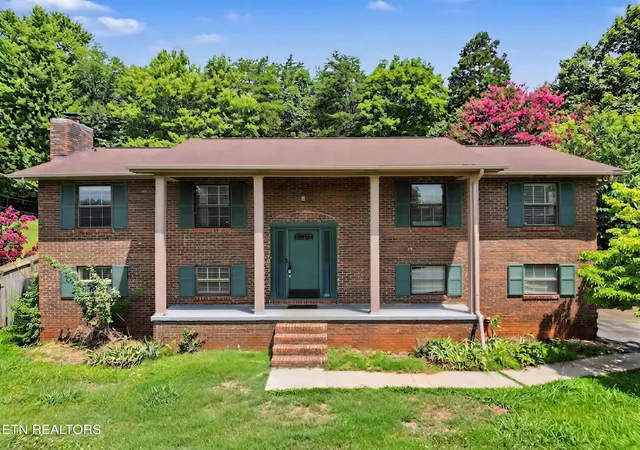 Homes for sale in Knoxville, TN | 1421 Mount Vista Dr, Knoxville, TN 37920 | MLS# 3233964