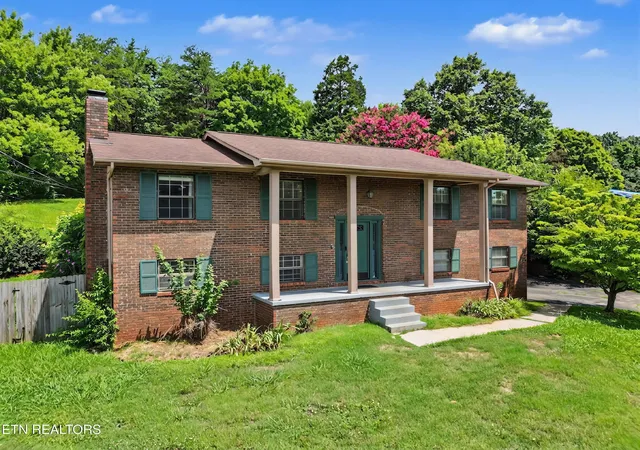 Homes for sale in Knoxville, TN | 1421 Mount Vista Dr, Knoxville, TN 37920 | MLS# 3233964