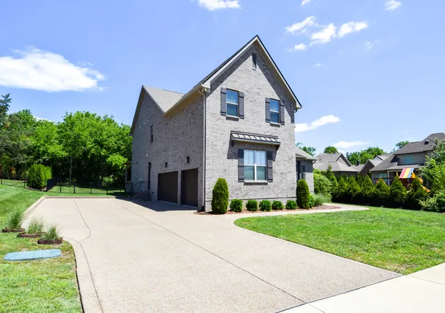 Homes for sale in Gallatin, TN | 1002 Keeneland Dr, Gallatin, TN 37066 | MLS# 3198935