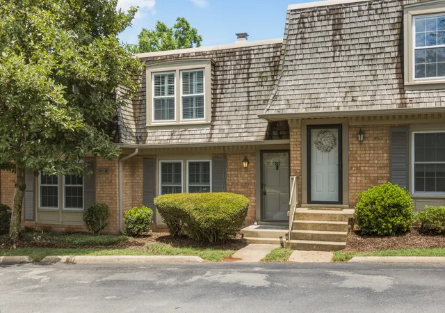 Listing Photo 2 - Condo for sale in building located at 3000 Hillsboro Pike, Nashville, TN 37215 - Unit #20