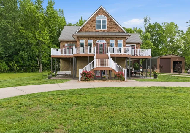 Homes for sale in Chapmansboro, TN | 1024 Cumberland Dr, Chapmansboro, TN 37035 | MLS# 3214651