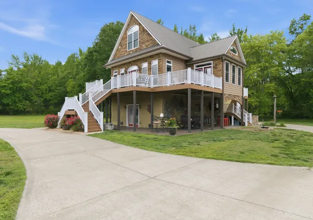 Homes for sale in Chapmansboro, TN | 1024 Cumberland Dr, Chapmansboro, TN 37035 | MLS# 3214651