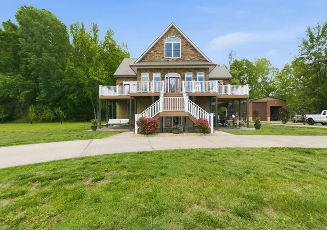 Homes for sale in Chapmansboro, TN | 1024 Cumberland Dr, Chapmansboro, TN 37035 | MLS# 3214651