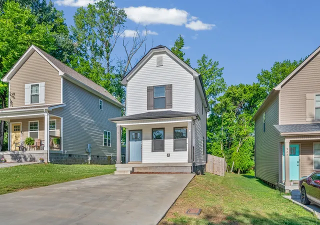 Photo 1 of Single family home for sale at 925 Oak Ln, Clarksville, TN 37040 | MLS# 3205636 | Listing updated on 2026-05-11