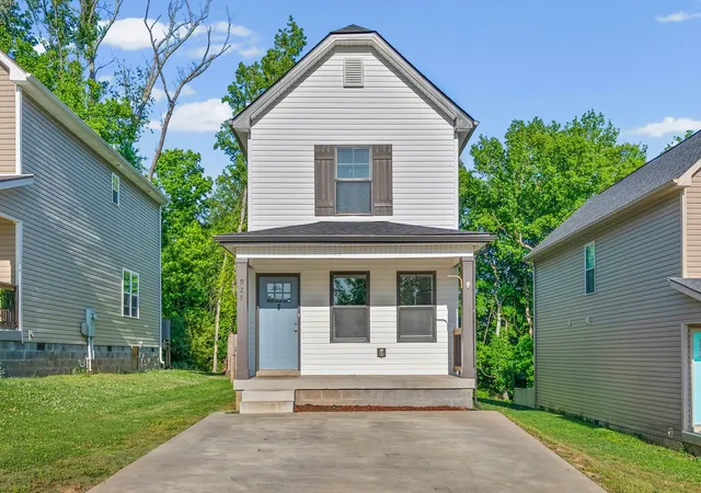 Photo 2 of Single family home for sale at 925 Oak Ln, Clarksville, TN 37040 | MLS# 3205636 | Listing updated on 2026-05-11