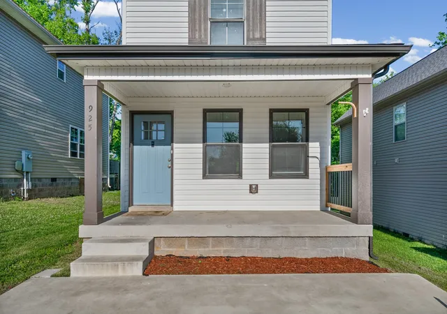 Photo 3 of Single family home for sale at 925 Oak Ln, Clarksville, TN 37040 | MLS# 3205636 | Listing updated on 2026-05-11
