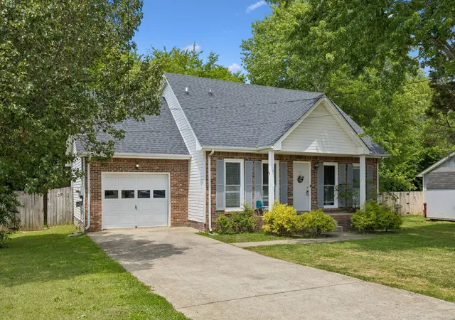 Homes for sale in Clarksville, TN | 1036 Roedeer Dr, Clarksville, TN 37042 | MLS# 3224856