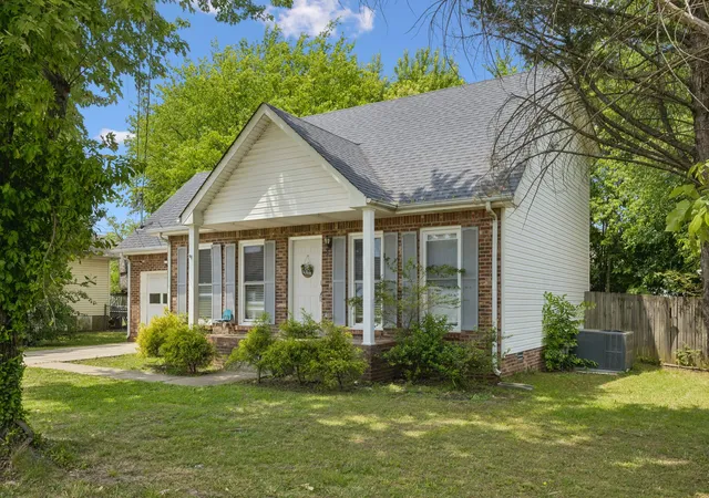 Homes for sale in Clarksville, TN | 1036 Roedeer Dr, Clarksville, TN 37042 | MLS# 3224856