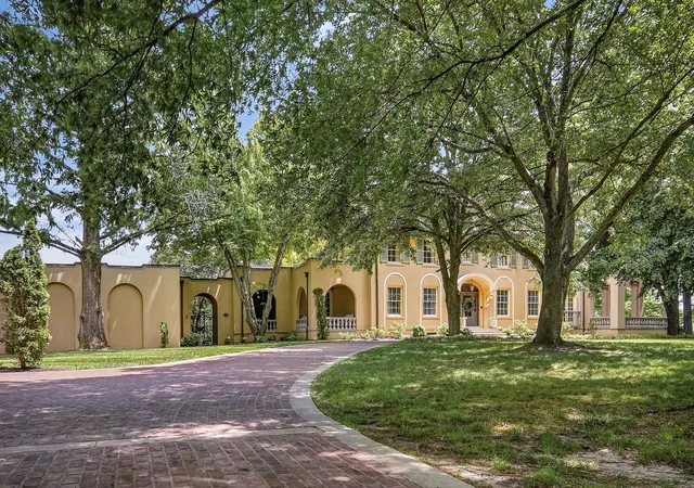Photo 2 of Mansion for sale at 335 N Dixie Ave, Cookeville, TN 38501 | MLS# 3216283 | Listing updated on 2026-10-11