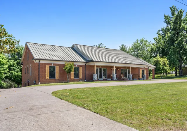 Photo 3 of Single family home for sale at 402 Fairway Trl, Springfield, TN 37172 | MLS# 3211155 | Listing updated on 2026-09-20