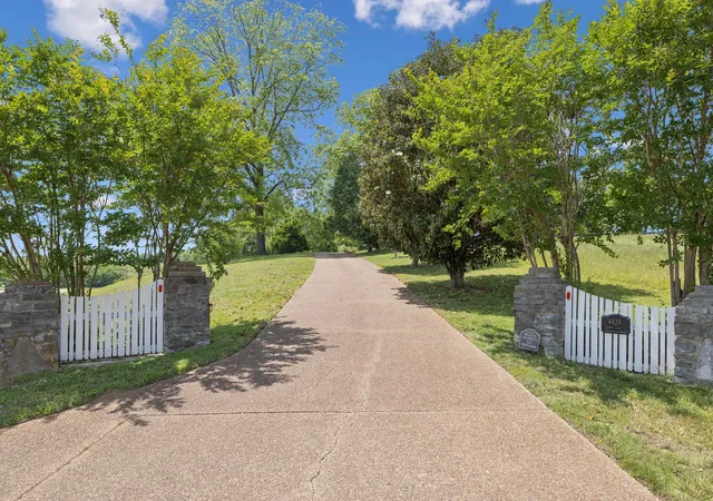 Photo 2 of Mansion for sale at 4929 Snow Crk Rd, Santa Fe, TN 38482 | MLS# 3213489 | Listing updated on 2026-09-23
