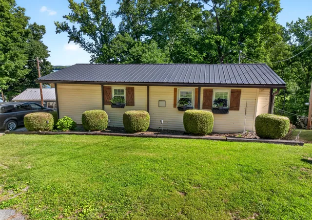 Photo 3 of Manufactured home for sale at 156 Lakeshore Cir, Bumpus Mills, TN 37028 | MLS# 3208448 | Listing updated on 2026-08-18