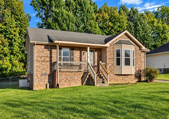 Photo 3 of Single family home for sale at 274 Moncrest Dr, Clarksville, TN 37042 | MLS# 3542305 | Listing updated on 2026-10-27