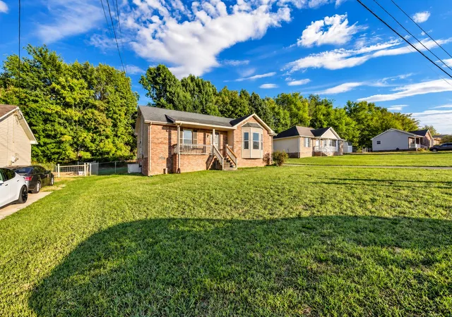 Photo 4 of Single family home for sale at 274 Moncrest Dr, Clarksville, TN 37042 | MLS# 3542305 | Listing updated on 2026-10-27