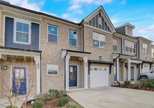 Photo 3 of Sale Pending at 165 Rothwood Pvt Dr, Hendersonville, TN 37075 | MLS# 3211385 | Listing updated on 2026-05-27