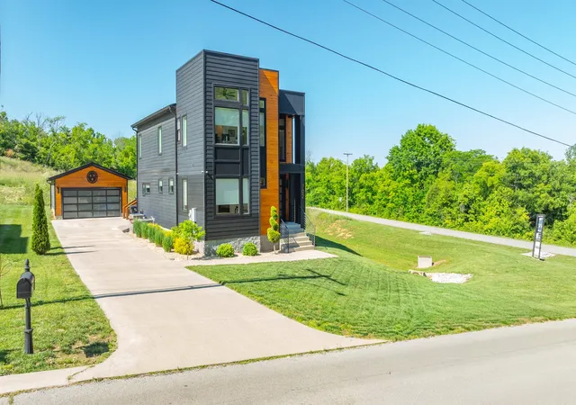 Photo 2 of Single family home for sale at 702 West 4th St, Columbia, TN 38401 | MLS# 3215988 | Listing updated on 2026-08-18