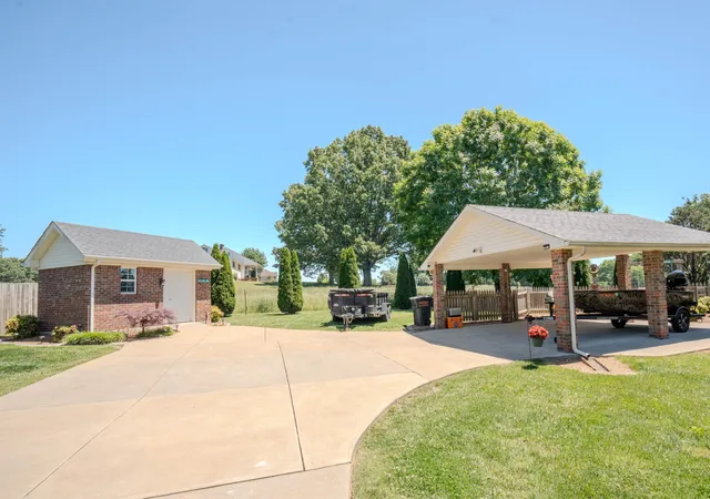 Photo 3 of Single family home for sale at 6 Hawthorne Dr, Lawrenceburg, TN 38464 | MLS# 3214333 | Listing updated on 2026-08-12
