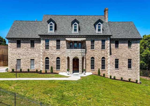 Photo 1 of Mansion for sale at 551 North Crst Ct, Chattanooga, TN 37404 | MLS# 3214440 | Listing updated on 2026-10-15