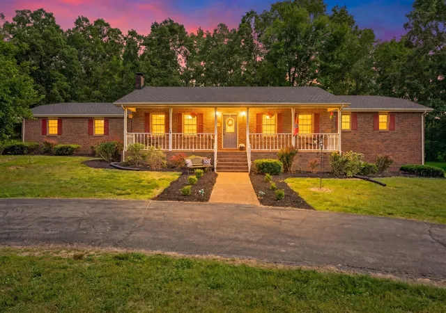 Homes for sale in Tennessee Ridge, TN | 1649 N Main St, Tennessee Ridge, TN 37178 | MLS# 3214659