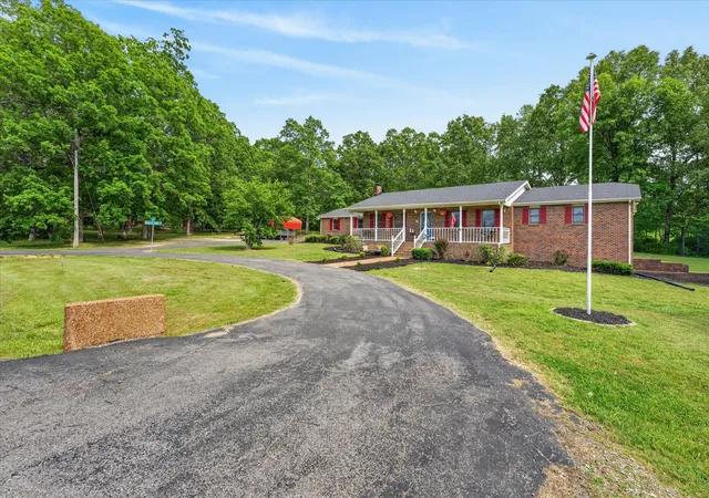 Homes for sale in Tennessee Ridge, TN | 1649 N Main St, Tennessee Ridge, TN 37178 | MLS# 3214659
