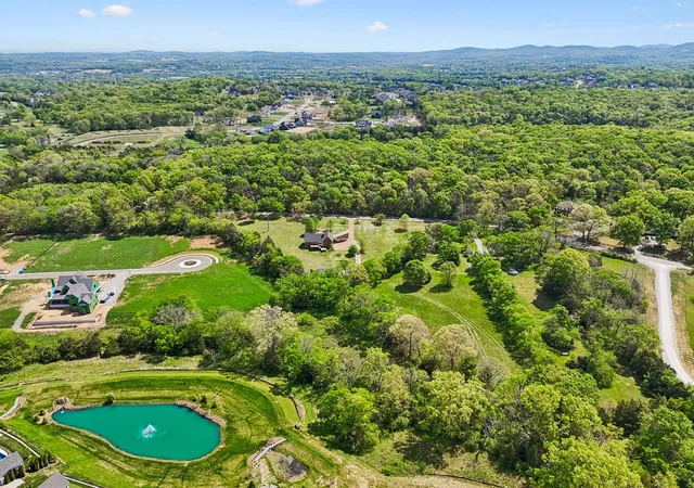 Photo 4 of Sale Pending at 9824 Split Log Rd, Brentwood, TN 37027 | MLS# 3234608 | Listing updated on 2026-09-04