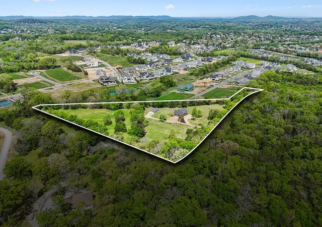 Photo 1 of Sale Pending at 9824 Split Log Rd, Brentwood, TN 37027 | MLS# 3234608 | Listing updated on 2026-09-04