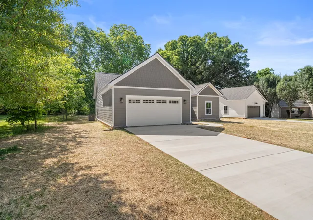 Photo 2 of Single family home for sale at 253 Brookfield Cir, Winchester, TN 37398 | MLS# 3216744 | Listing updated on 2026-09-20