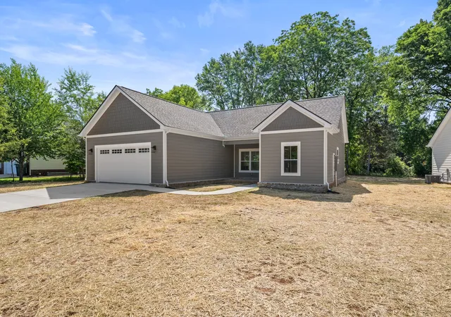 Photo 3 of Single family home for sale at 253 Brookfield Cir, Winchester, TN 37398 | MLS# 3216744 | Listing updated on 2026-09-20