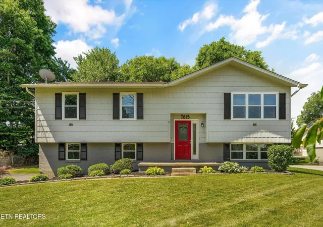 Photo 2 of Single family home for sale at 7613 Fall Wind Ct, Powell, TN 37849 | MLS# 3215866 | Listing updated on 2026-09-14