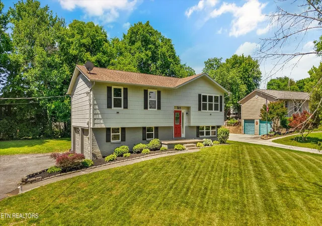 Photo 3 of Single family home for sale at 7613 Fall Wind Ct, Powell, TN 37849 | MLS# 3215866 | Listing updated on 2026-10-07