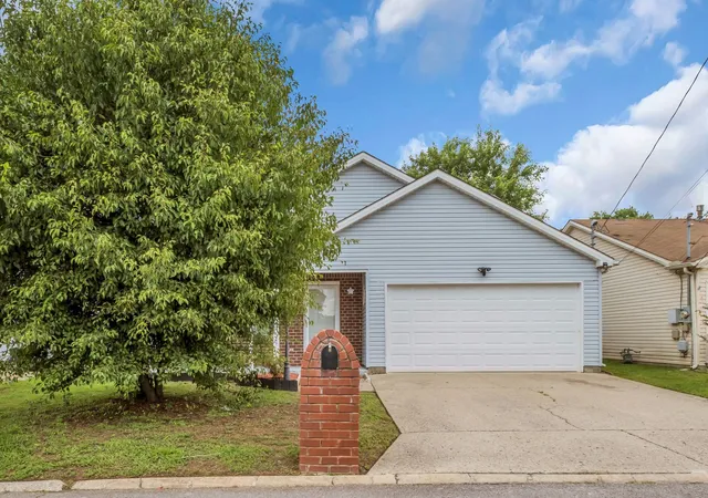 Photo 2 of Single family home for sale at 99 Edgehill Ln, Hendersonville, TN 37075 | MLS# 3216769 | Listing updated on 2026-08-18
