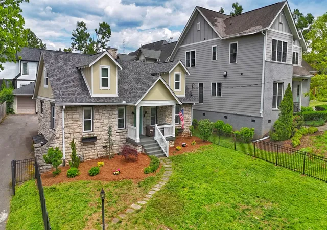 Homes for sale in Nashville, TN | 2518 Sharondale Dr, Nashville, TN 37215 | MLS# 3220888