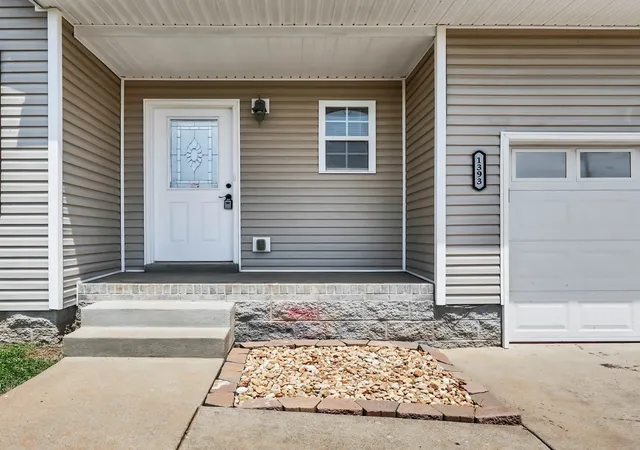 Photo 3 of Single family home for sale at 1393 Scrub Oak Dr, Clarksville, TN 37042 | MLS# 3216743 | Listing updated on 2026-10-22