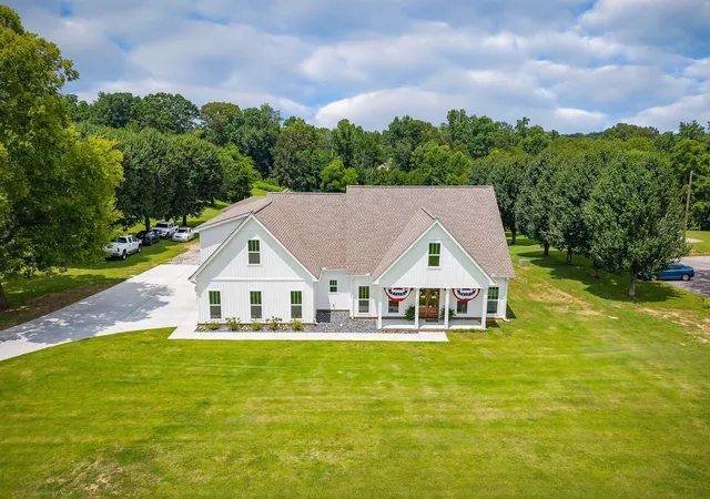 Photo 3 of Single family home for sale at 306 Old Shelbyville Rd, Mc Minnville, TN 37110 | MLS# 3217382 | Listing updated on 2026-07-17