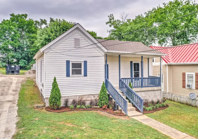 Photo 1 of Single family home for sale at 945 Clark St, Clarksville, TN 37040 | MLS# 3220008 | Listing updated on 2026-09-26