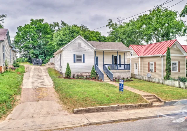 Photo 2 of Single family home for sale at 945 Clark St, Clarksville, TN 37040 | MLS# 3220008 | Listing updated on 2026-09-26
