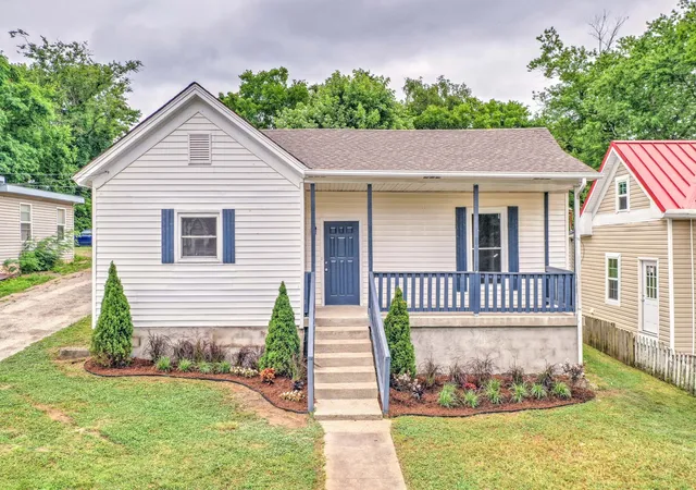 Photo 3 of Single family home for sale at 945 Clark St, Clarksville, TN 37040 | MLS# 3220008 | Listing updated on 2026-09-26