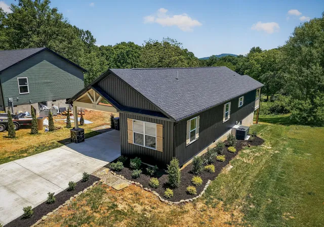 Photo 3 of Single family home for sale at 212 Twin Oaks Rd, Mc Minnville, TN 37110 | MLS# 3220102 | Listing updated on 2026-08-20