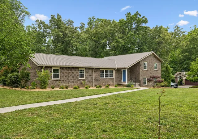 Homes for sale in Tullahoma, TN | 220 Lakewood Dr, Tullahoma, TN 37388 | MLS# 3220015