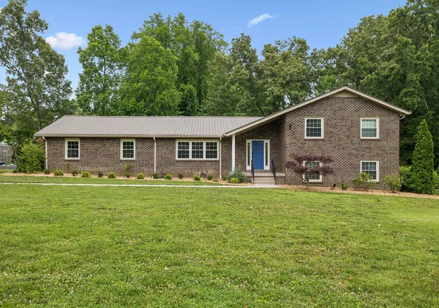 Homes for sale in Tullahoma, TN | 220 Lakewood Dr, Tullahoma, TN 37388 | MLS# 3220015