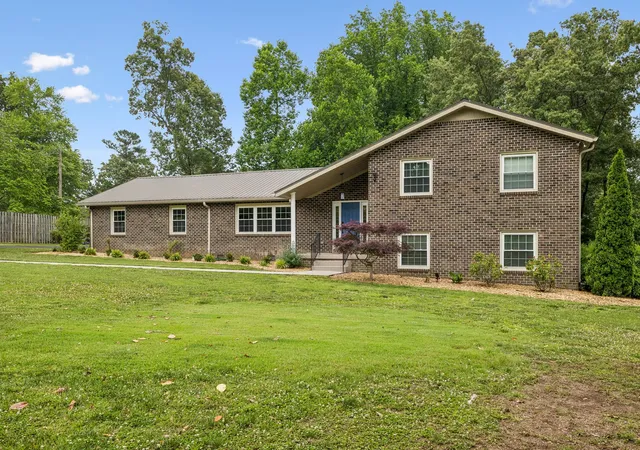 Homes for sale in Tullahoma, TN | 220 Lakewood Dr, Tullahoma, TN 37388 | MLS# 3220015