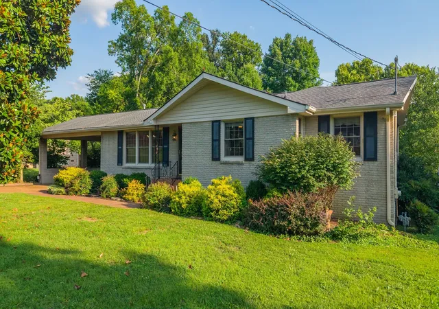 Photo 4 of Single family home for sale at 182 Cherokee Rd, Hendersonville, TN 37075 | MLS# 3251460 | Listing updated on 2026-09-15