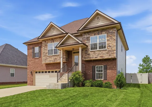 Photo 3 of Single family home for sale at 340 Chase Dr, Clarksville, TN 37043 | MLS# 3225339 | Listing updated on 2026-10-25