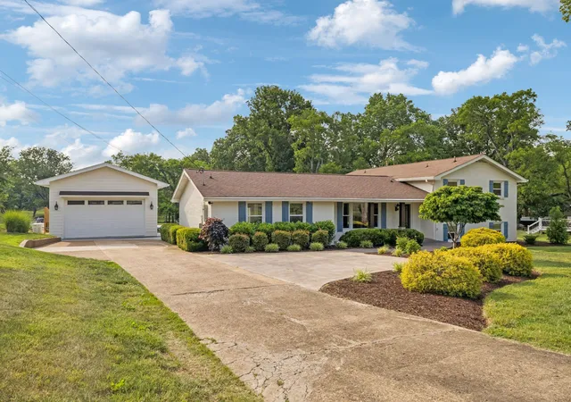 Photo 3 of Single family home for sale at 192 Cherokee Rd, Hendersonville, TN 37075 | MLS# 3233183 | Listing updated on 2026-09-21