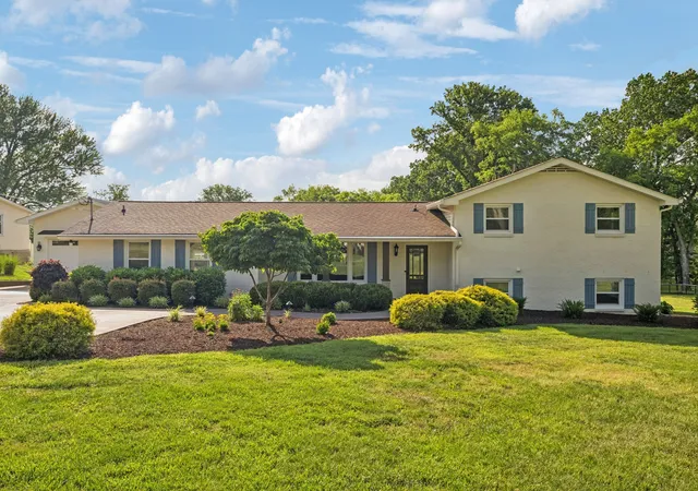 Single family home for sale at 192 Cherokee Rd, Hendersonville, TN 37075 | MLS# 3233183
