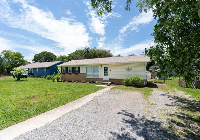 Photo 3 of Single family home for sale at 1045 Fairfield Pike, Shelbyville, TN 37160 | MLS# 3225085 | Listing updated on 2026-09-18