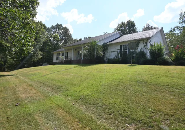 Photo 4 of Single family home for sale at 112 Phillips Dr, Linden, TN 37096 | MLS# 3610875 | Listing updated on 2026-10-03