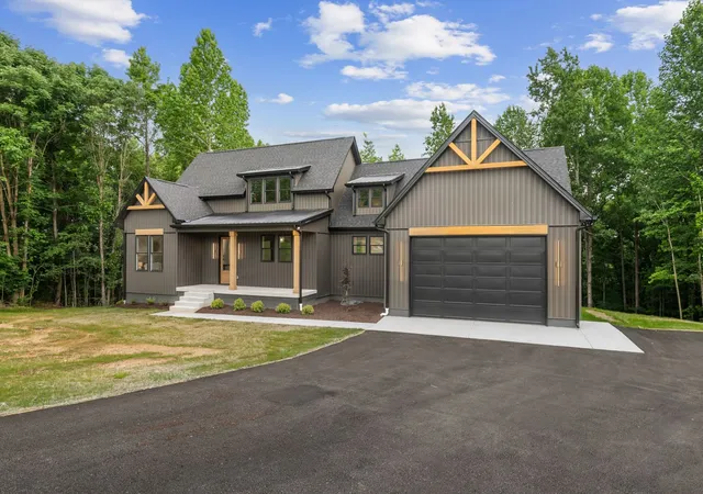 Photo 3 of Sale Pending at 594 Overlook Cir, Tullahoma, TN 37388 | MLS# 3244502 | Listing updated on 2026-09-21